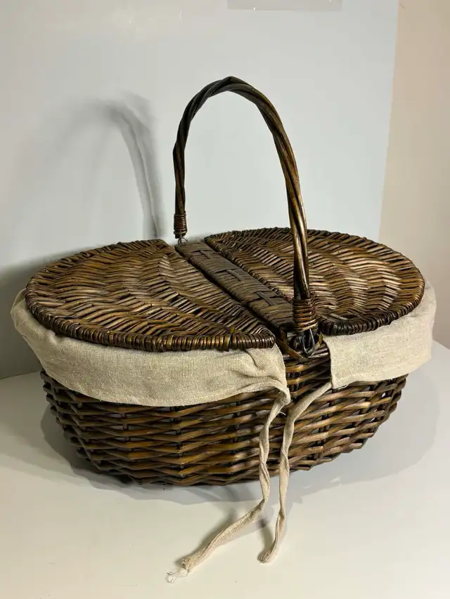Lovely Woven Picnic Basket w/ Interior Lining - Photo 8