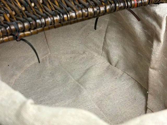 Lovely Woven Picnic Basket w/ Interior Lining - Photo 9
