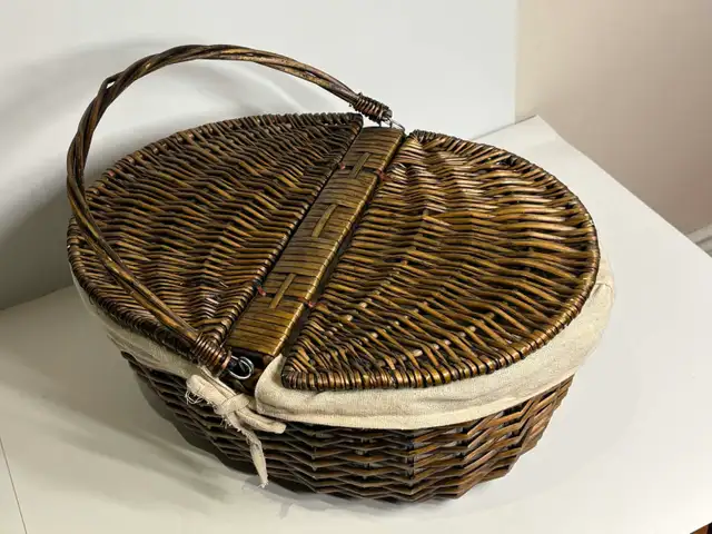 Lovely Woven Picnic Basket w/ Interior Lining - Photo 10