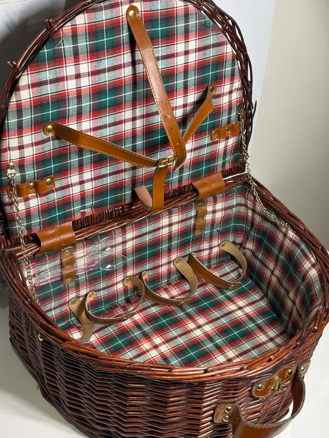 Hickory Farms Wicker Picnic Basket w/ Leather Hardware - Photo 2