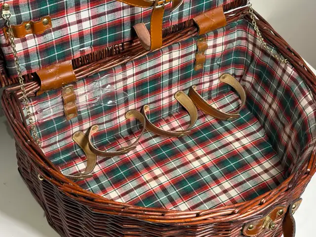 Hickory Farms Wicker Picnic Basket w/ Leather Hardware - Photo 5