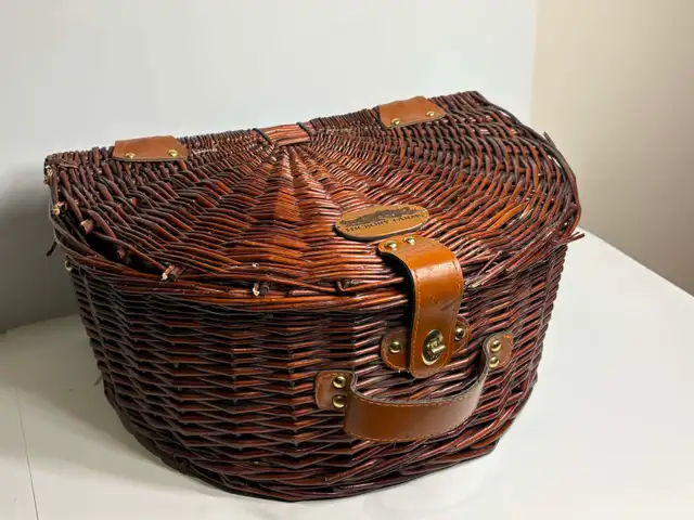 Hickory Farms Wicker Picnic Basket w/ Leather Hardware - Photo 7
