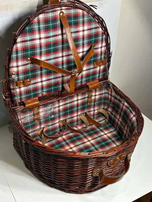 Hickory Farms Wicker Picnic Basket w/ Leather Hardware - Photo 8