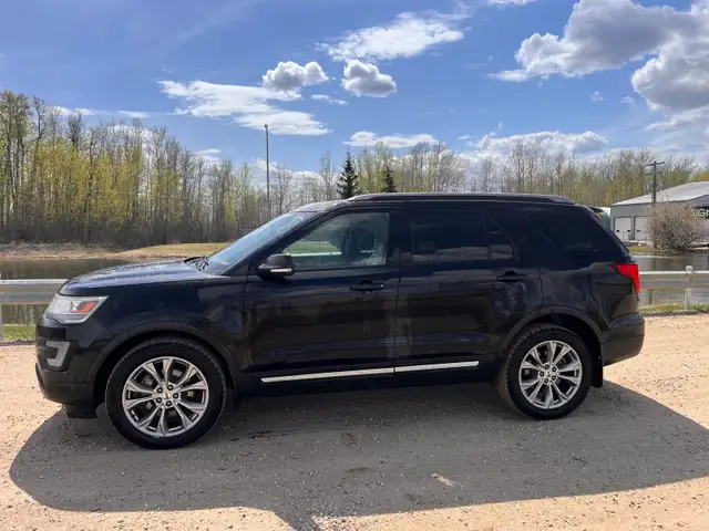 2017 Ford Explorer XLT - Photo 2