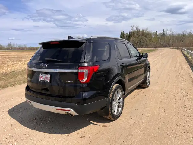 2017 Ford Explorer XLT - Photo 4