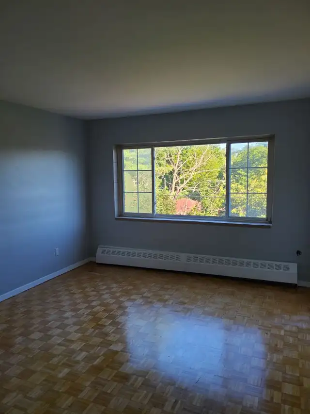 BEAUTIFUL RENOV. 2 BDR APT. - HEAT INCL. -  IMMED. OR JUNE 1 - Photo 2