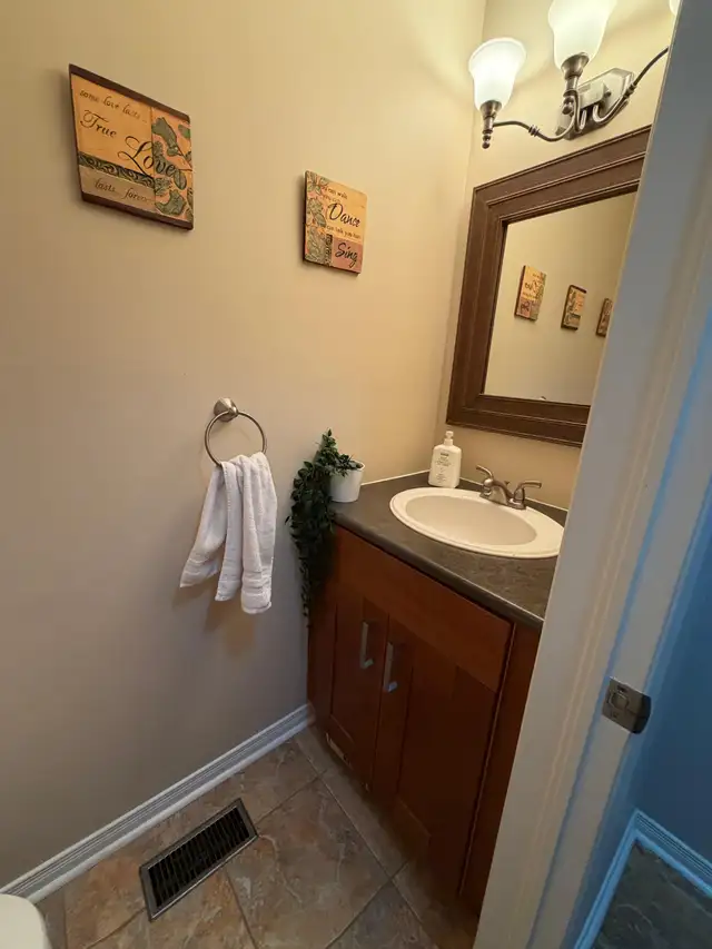 For Rent : Beautiful 3 Bed 3 Bath, Prime location - Photo 14