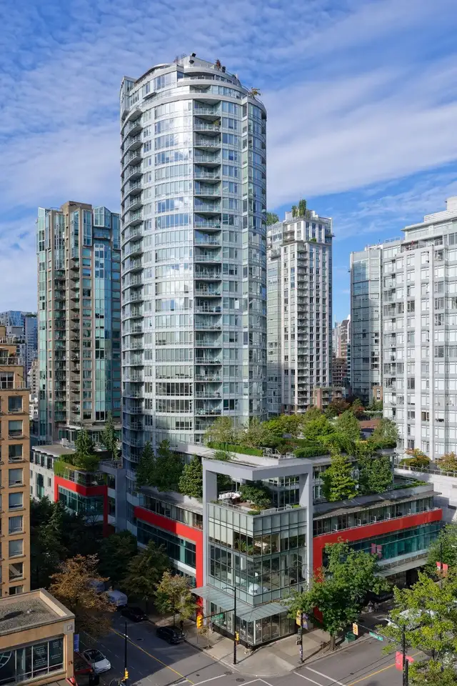 2br - 885ft2 - ATELIER on ROBSON, June 1
