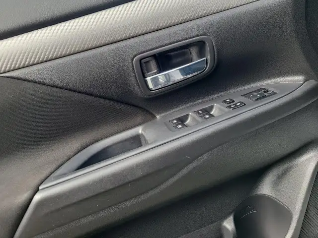 2018 Mitsubishi Outlander ES - Photo 11