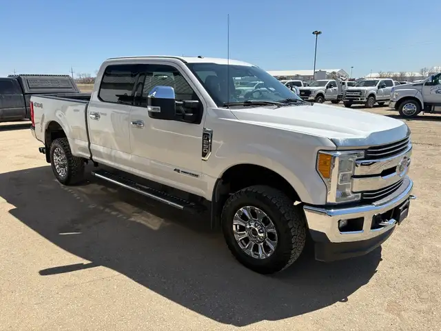 2017 Ford F-250 Crew Cab 4x4 Lariat 6.7L - Rebuilt Title - Photo 3
