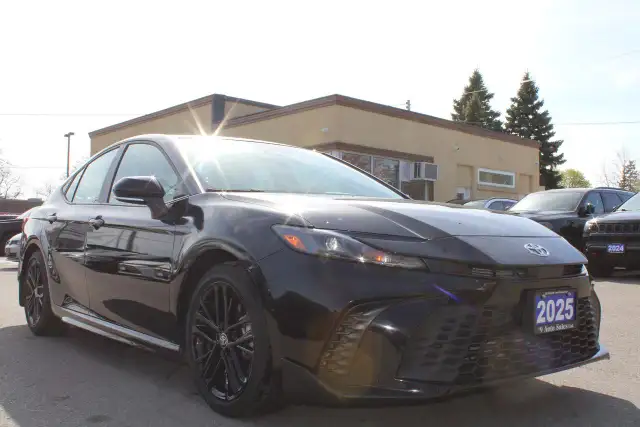 2025 Toyota Camry SE CVT hybrid - Photo 2