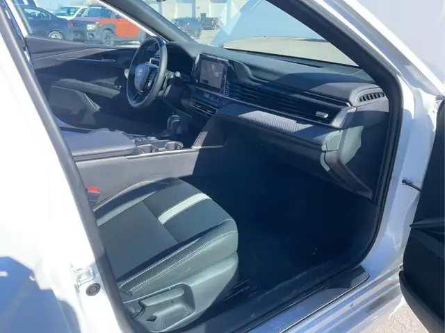 2025 Toyota Camry - Photo 18