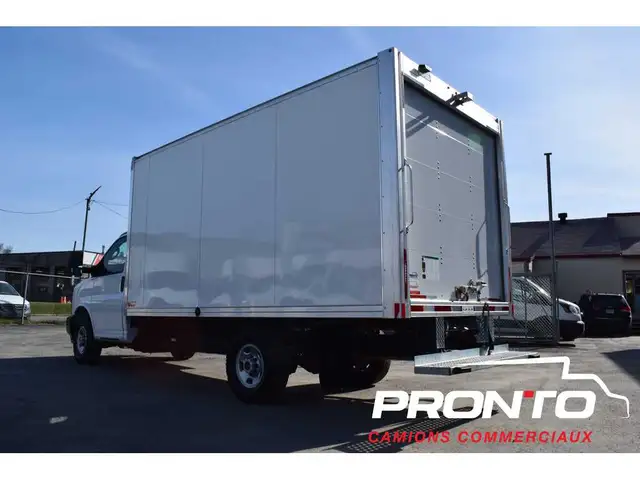 2025 Chevrolet Express Commercial Cutaway 3500  Cube 14 pieds - Photo 6
