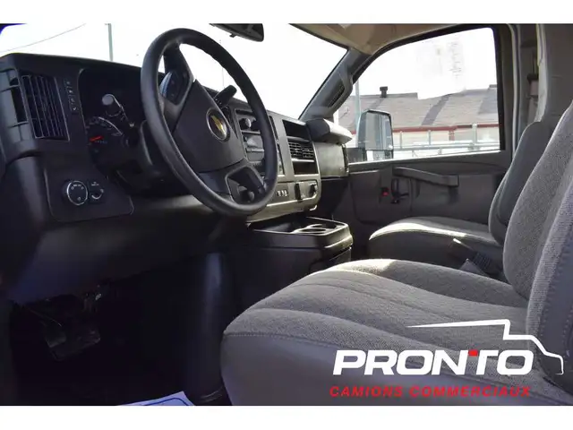 2025 Chevrolet Express Commercial Cutaway 3500  Cube 14 pieds - Photo 15