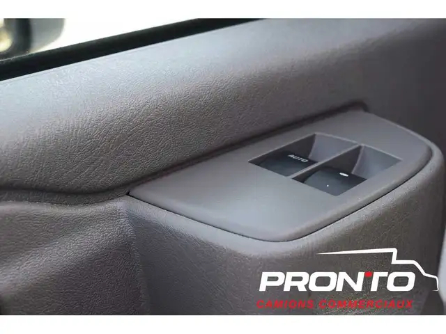 2025 Chevrolet Express Commercial Cutaway 3500  Cube 14 pieds - Photo 17