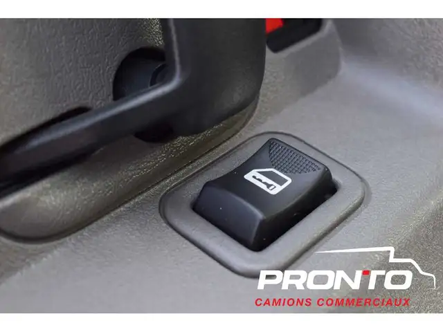 2025 Chevrolet Express Commercial Cutaway 3500  Cube 14 pieds - Photo 18