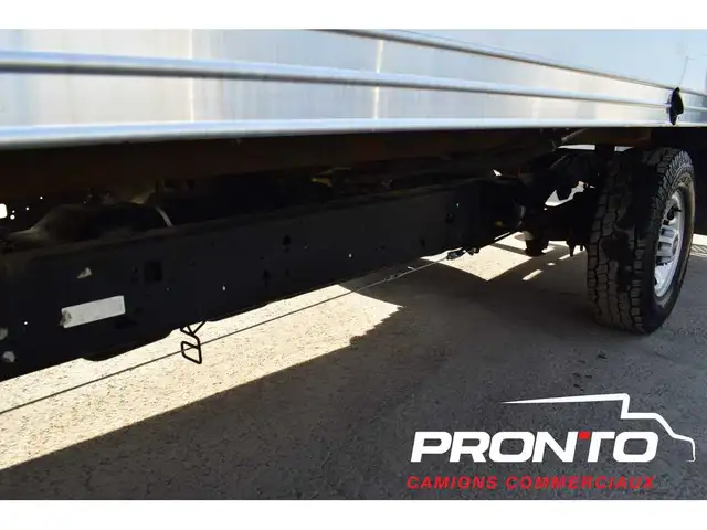 2025 Chevrolet Express Commercial Cutaway 3500  Cube 14 pieds - Photo 25