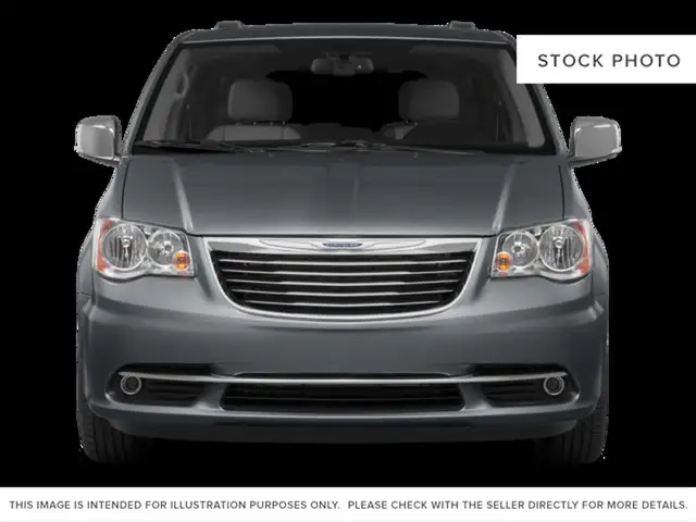 2015 Chrysler Town & Country - Photo 2