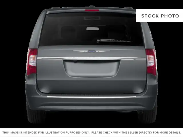 2015 Chrysler Town & Country - Photo 4