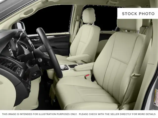 2015 Chrysler Town & Country - Photo 5