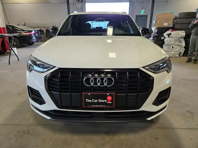 2022 audi Q3 Komfort Black Optics | 1 Owner | Off Lease - Photo 2