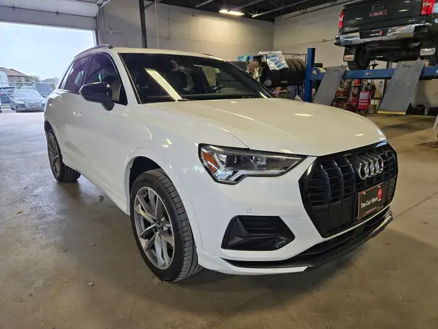 2022 audi Q3 Komfort Black Optics | 1 Owner | Off Lease - Photo 3