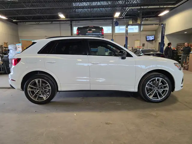 2022 audi Q3 Komfort Black Optics | 1 Owner | Off Lease - Photo 4