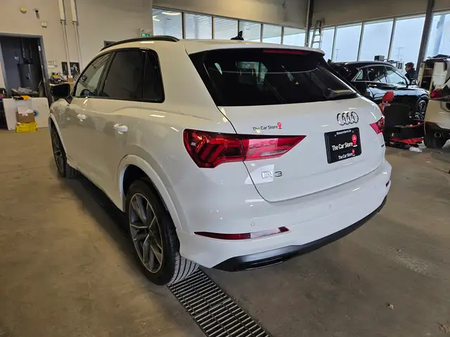 2022 audi Q3 Komfort Black Optics | 1 Owner | Off Lease - Photo 7