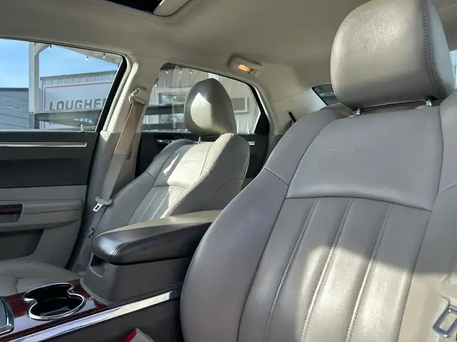 2008 Chrysler 300 C 5.7L Hemi AWD - Photo 4