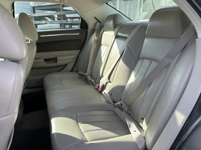 2008 Chrysler 300 C 5.7L Hemi AWD - Photo 11