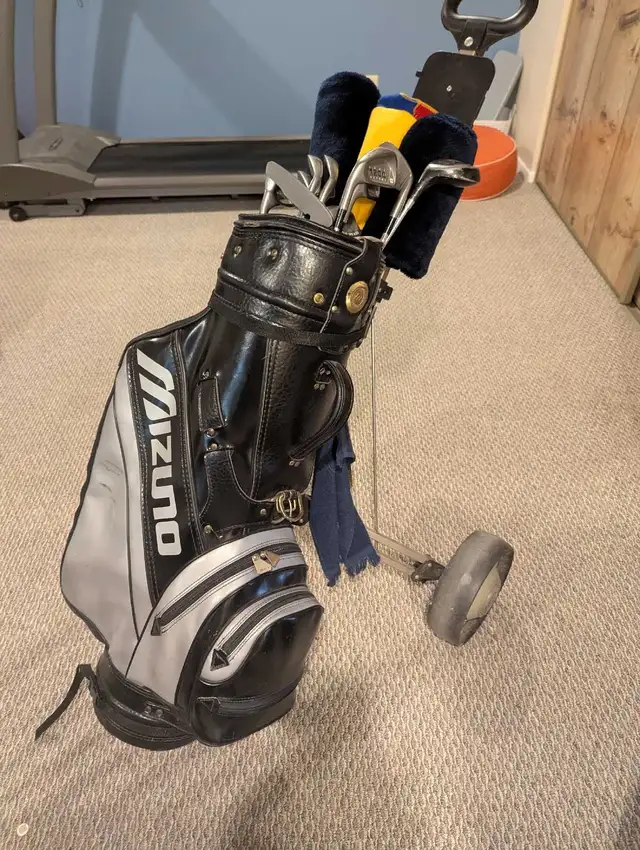 Left handed golf club set, bag, pull cart