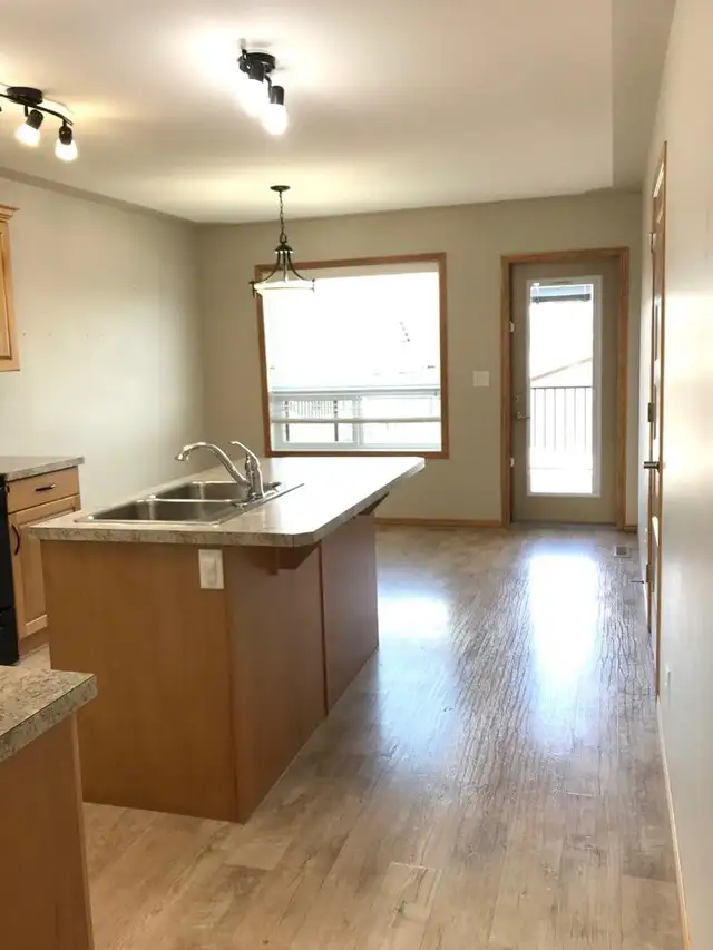 Double Car Garage – 3 Bedroom - Vanier Woods – SE Red Deer - Photo 3