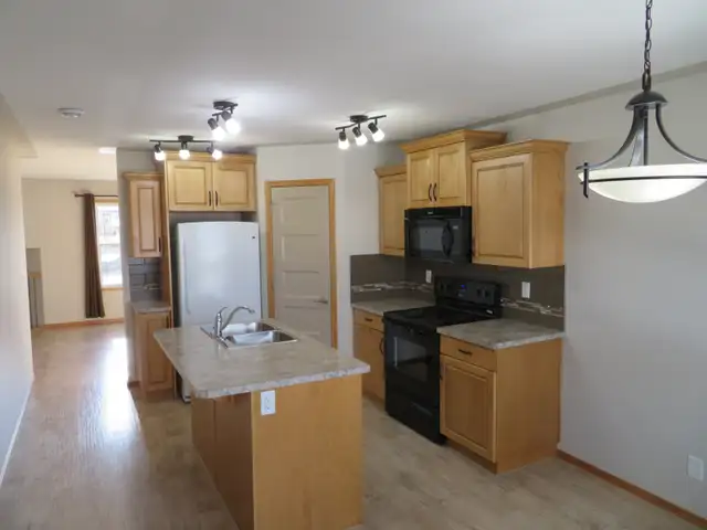 Double Car Garage – 3 Bedroom - Vanier Woods – SE Red Deer - Photo 4