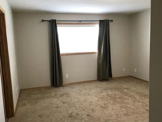 Double Car Garage – 3 Bedroom - Vanier Woods – SE Red Deer - Photo 5