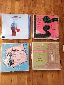 Lot de disques vinyles classiques.