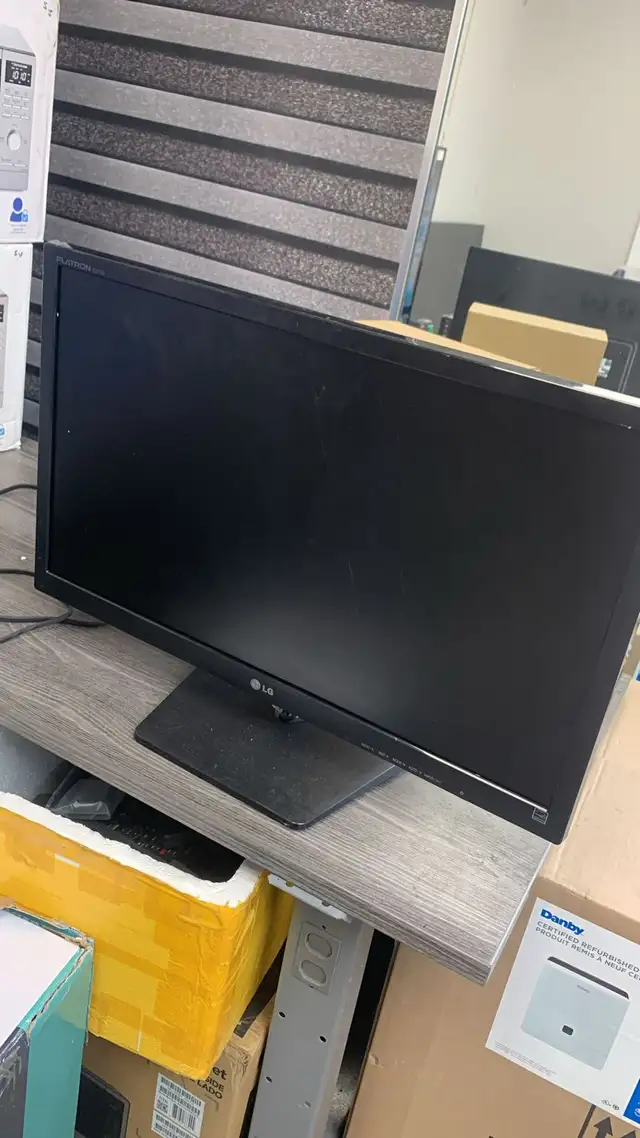 Monitor 27' Class Slim LED (27.0' diagonal)  e2742v Used.