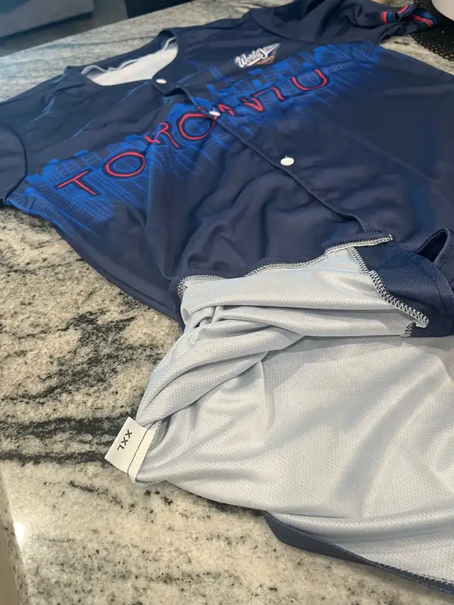 2 Blue Jays Jerseys - Photo 6