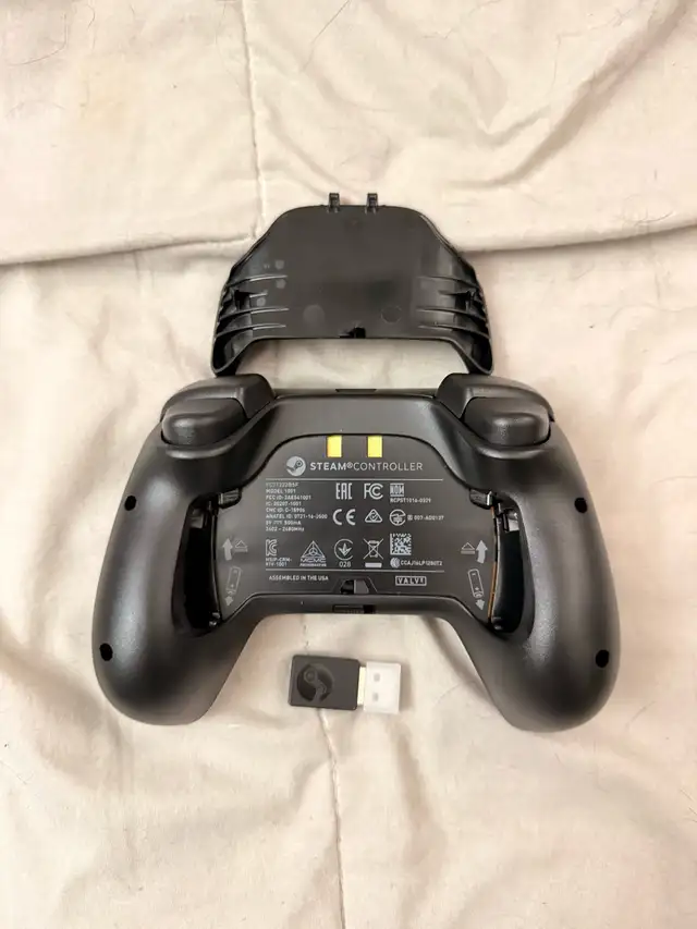 Valve Steam Controller - Like New w/ USB Dongle - Used Once - Photo 2