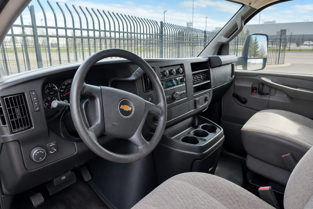 2018 Chevrolet express 3500 cube vans - Photo 2