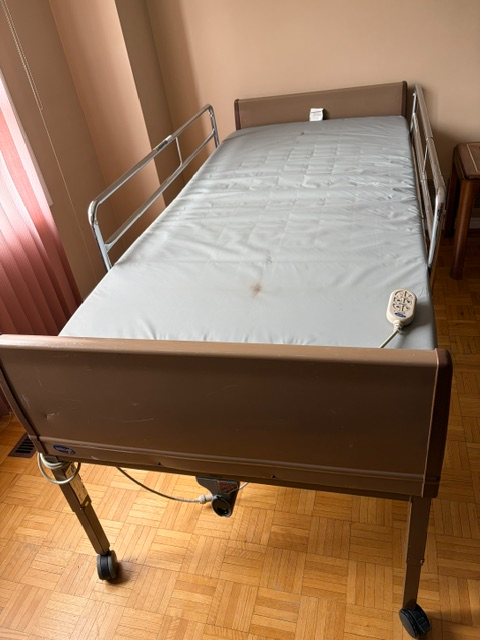 Invacare Electric Hospital Bed - Photo 3