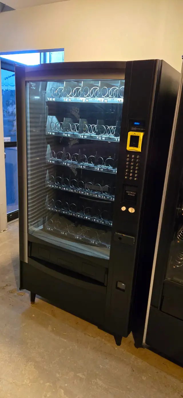 Snack Vending Machine - Photo 2