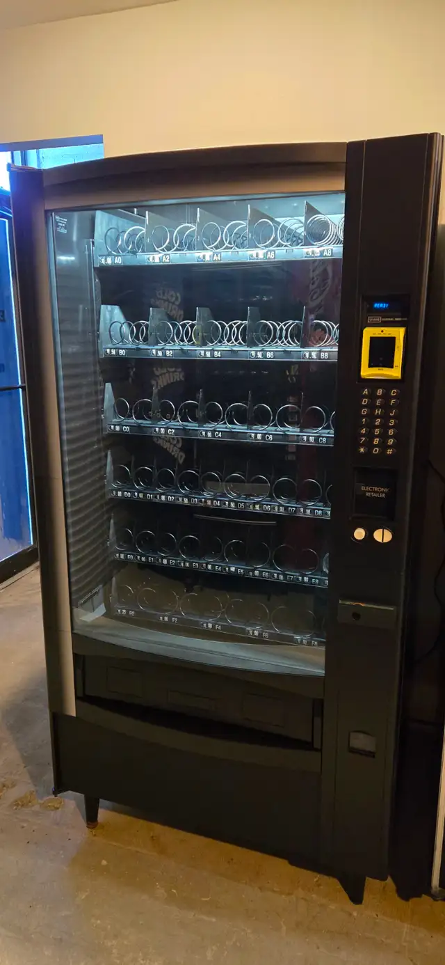 Snack Vending Machine - Photo 3