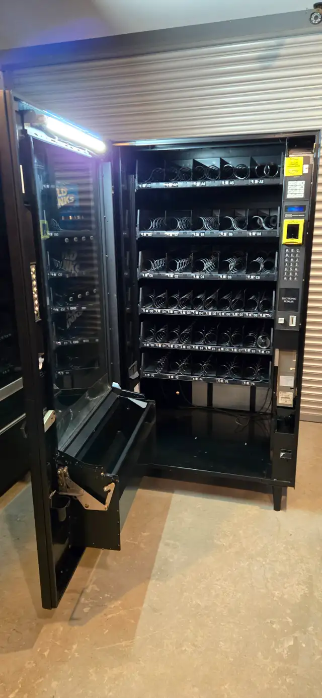 Snack Vending Machine - Photo 4