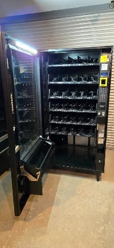 Snack Vending Machine - Photo 4