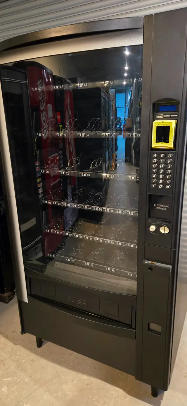 Snack Vending Machine - Photo 5