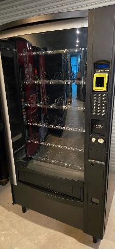 Snack Vending Machine - Photo 5