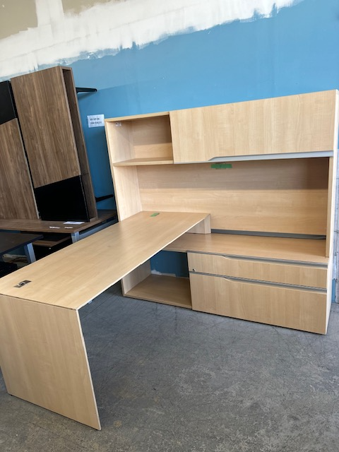 Desks/ Lacasse L-Shape 6x6 station with hutch only $550 exce con