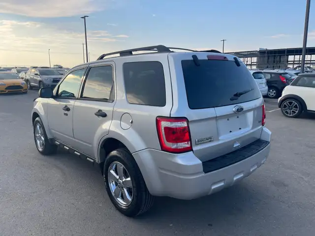 2011 Ford Escape XLT AWD V6 : Low Mileage - Photo 4