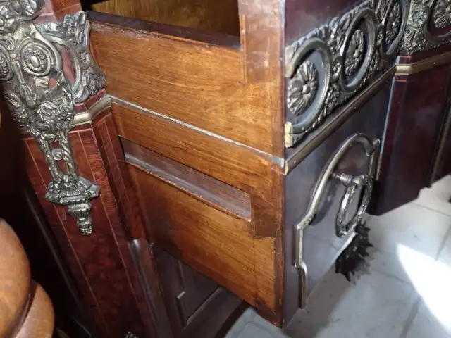 Vintage Louis XVI Style Chest of Drawers - Photo 9