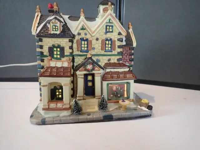 Porcelain Victorian House Village Piece - Photo 2